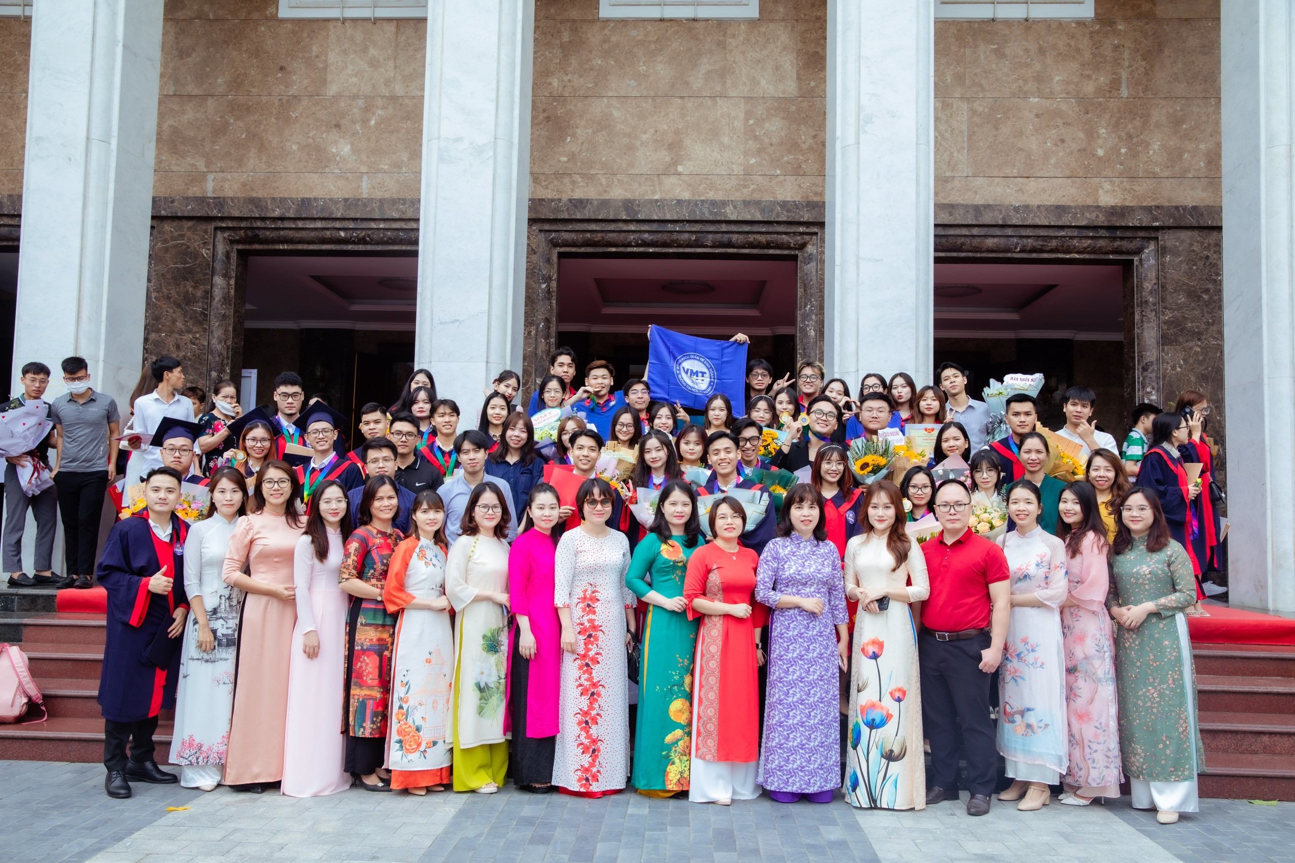 LỄ BẾ GIẢNG VÀ TRAO BẰNG TỐT NGHIỆP CHO SINH VIÊN KHÓA 55, KHÓA CŨ CHUYÊN NGÀNH QUẢN TRỊ KINH DOANH ĐỢT THÁNG 6/2023