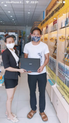 CÁN BỘ GIẢNG VIÊN KHOA KINH TẾ - LUẬT TẶNG LAPTOP CHO NAM SINH VIÊN HIẾU HỌC