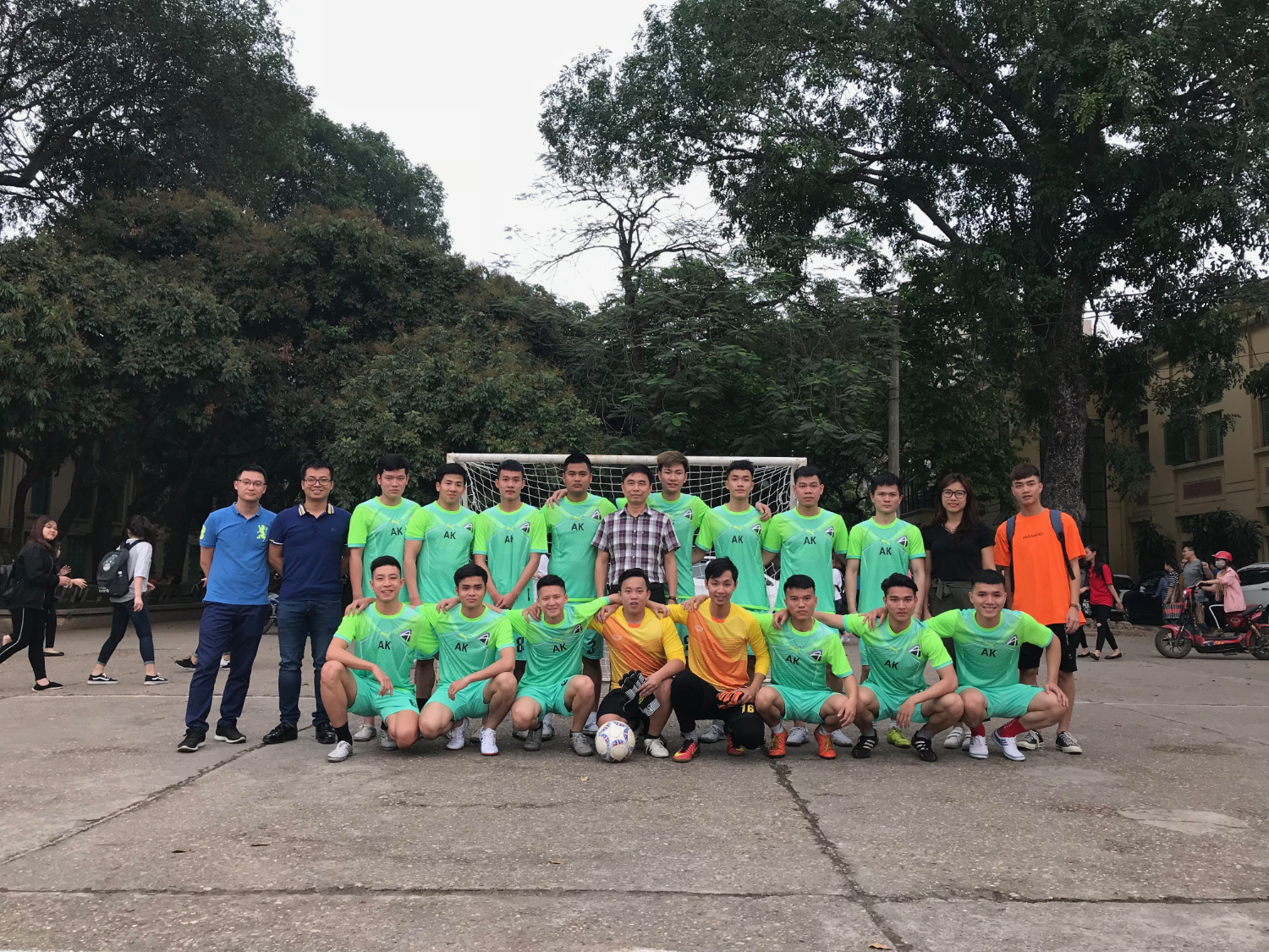Đội bóng đá Nam sinh viên Khoa Quản trị kinh doanh giành Huy chương Đồng tại Giải bóng đá Nam sinh viên Đại học Thương mại 2018