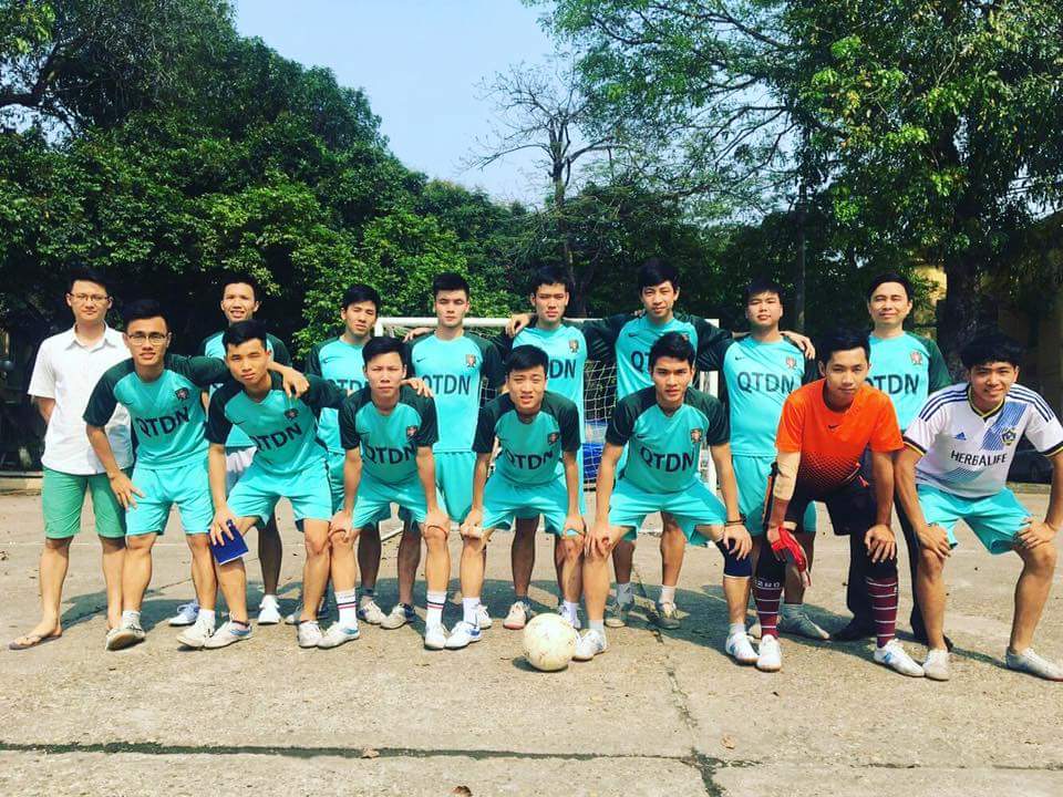 Đội tuyển bóng đá nam sinh viên Khoa Quản trị doanh nghiệp giành Giải Ba tại Giải bóng đá Nam sinh viên Trường Đại học Thương mại năm 2016